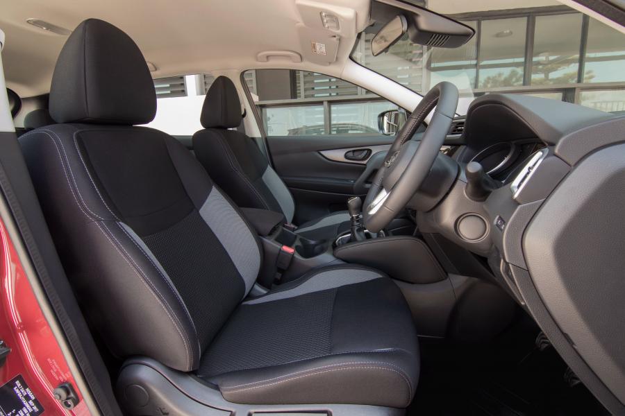 Интерьер Nissan Qashqai ST 2017 года  (AU) (фото 11 из 22)